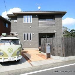 ウッドデッキに家庭菜園、駐車場２台も付いた希少物件です