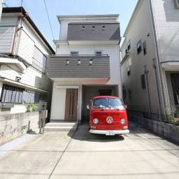 【成約済み】志木市役所隣接 駐車場2台の美築戸建て きづな住宅とご家族ぐるみでのお付き合いのお客様からお譲り頂き、丁寧にメンテナンスしました。弊社が売主です。 深い軒下が嬉しい、2台分駐車場と4つのバルコニーがある家です。