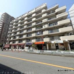 【成約済み】トーア川越マンション(今回大規模リフォーム済み) 川越駅の西口、さいしん川越支店の前に建ちます徒歩5分の好立地に建つ10階建てのマンションです。 駅から見える位置に住める利便性。高騰する駅近分譲マンションですが、今回リフォームを大規模に行い2,000万円前半で販売いたします。